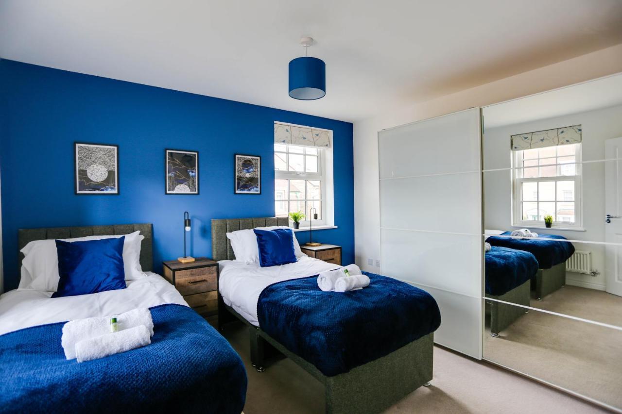 Staldon Court - Open Plan Apartment, High Speed Wi-fi, Free Parking * Swindon