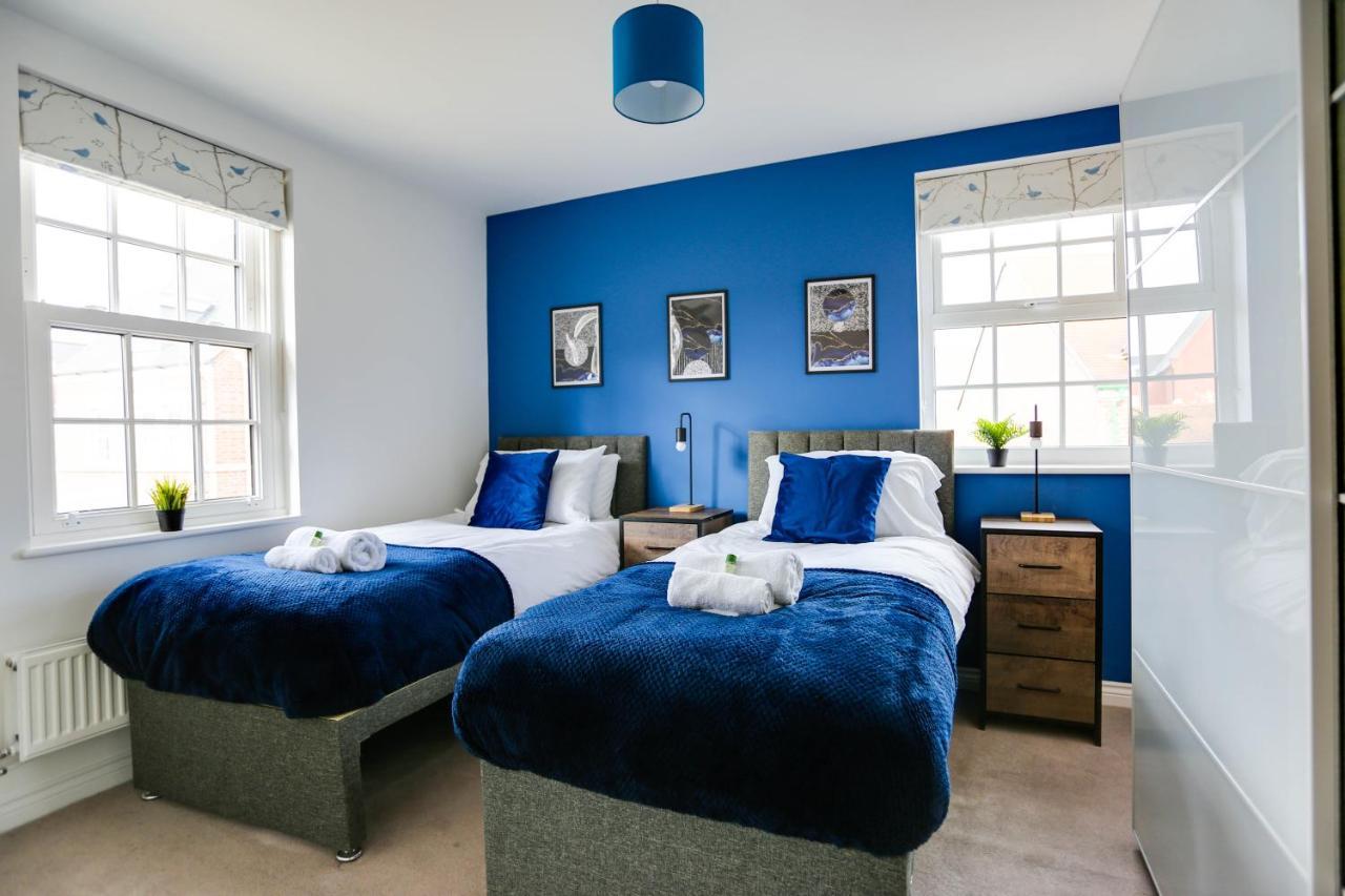 Staldon Court - Open Plan Apartment, High Speed Wi-fi, Free Parking Apartment Swindon