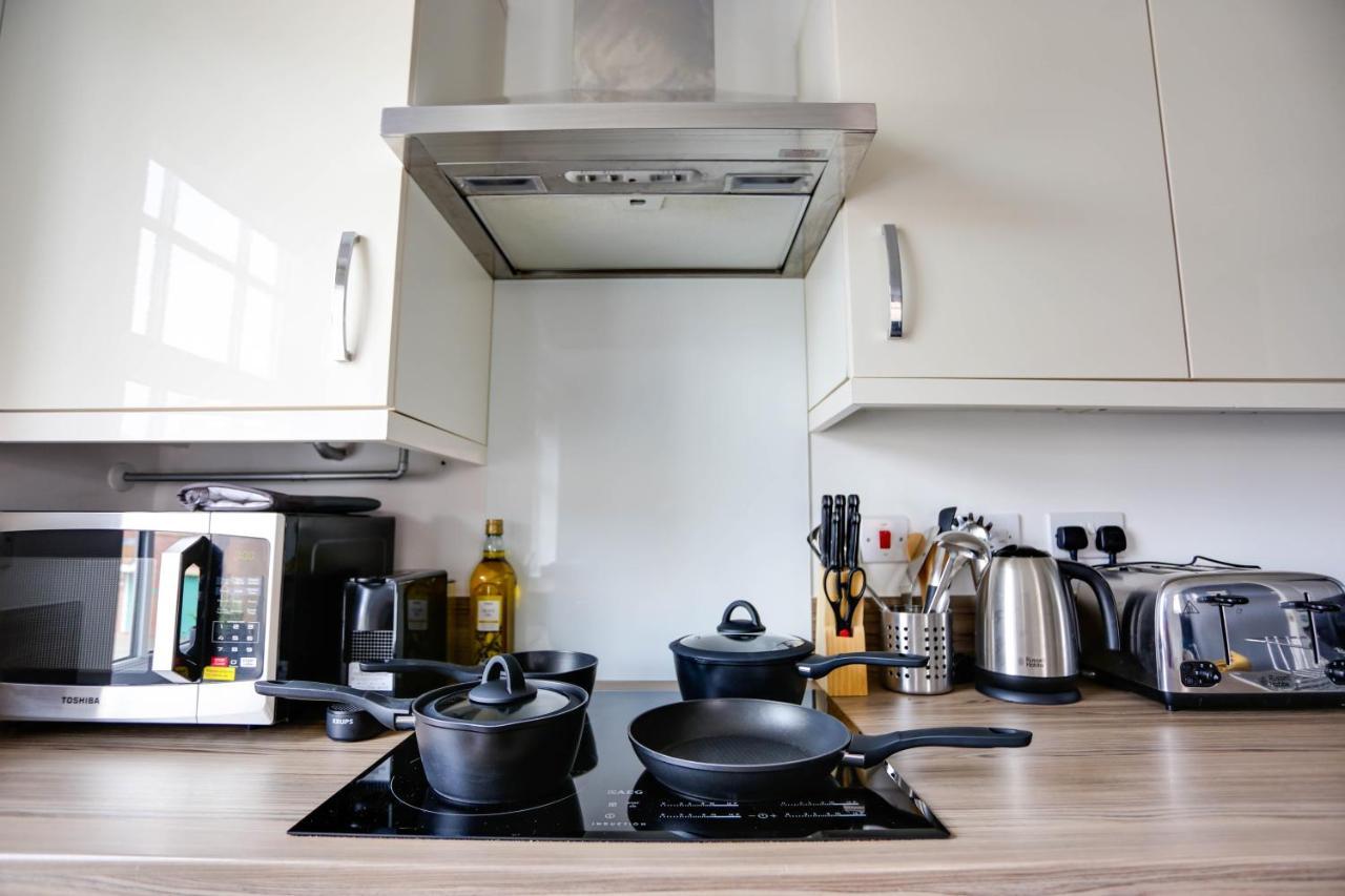 Staldon Court - Open Plan Apartment, High Speed Wi-fi, Free Parking Swindon