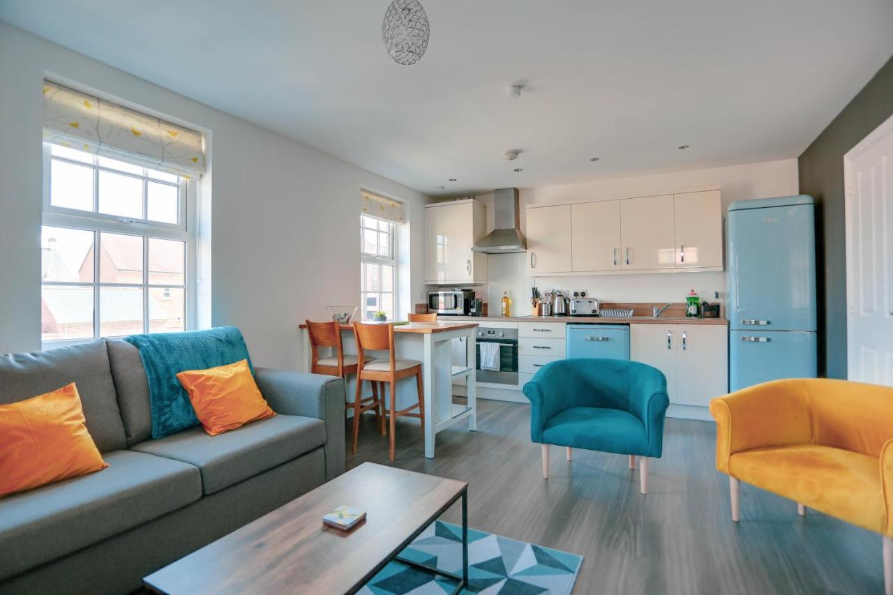 Staldon Court - Open Plan Apartment, High Speed Wi-fi, Free Parking * Swindon
